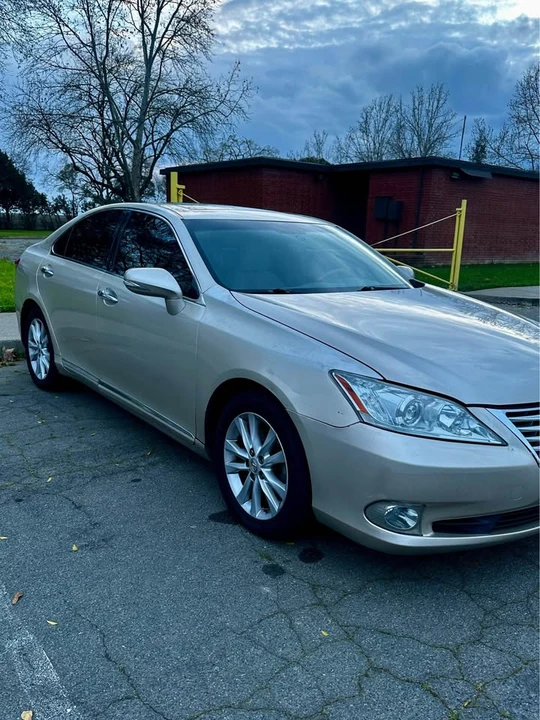 2012 Lexus ES 5th Gen - Image 2 of 13