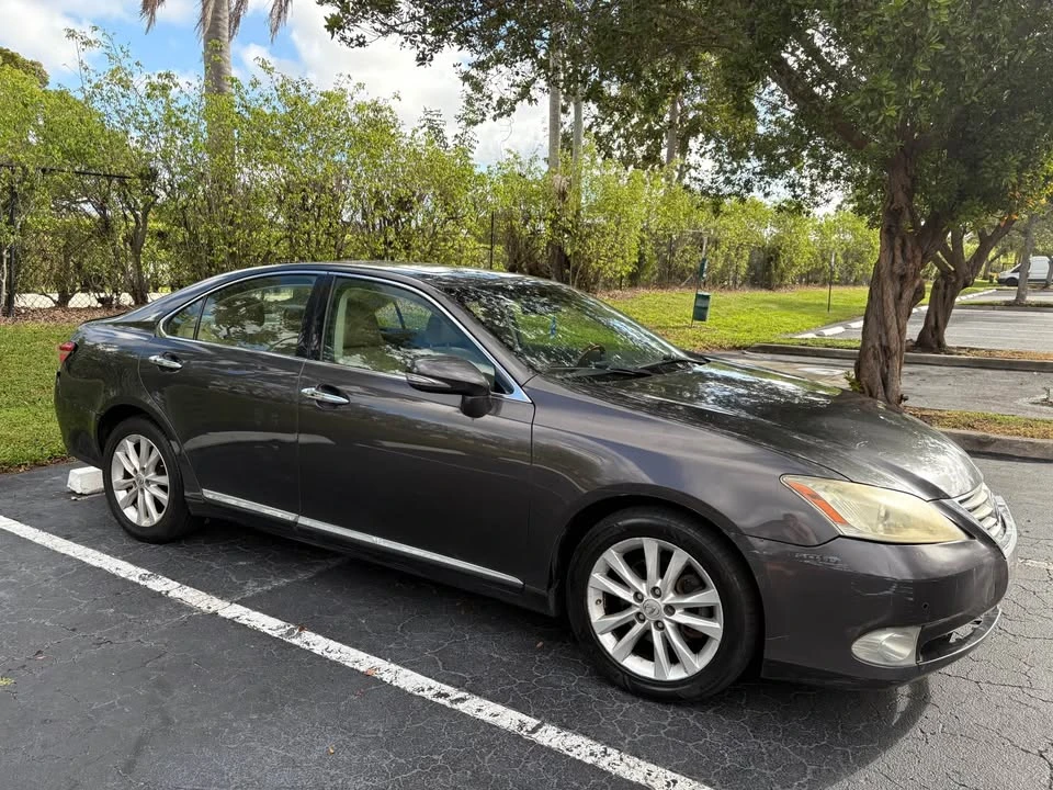 2012 Lexus ES 5th Gen - Image 4 of 17