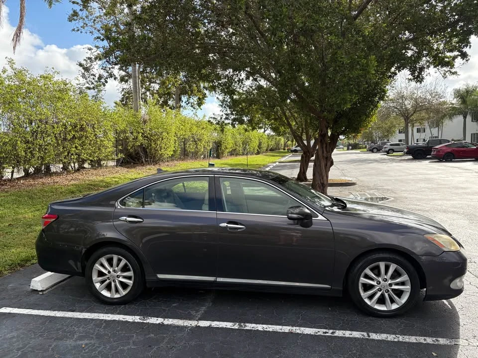 2012 Lexus ES 5th Gen - Image 5 of 17