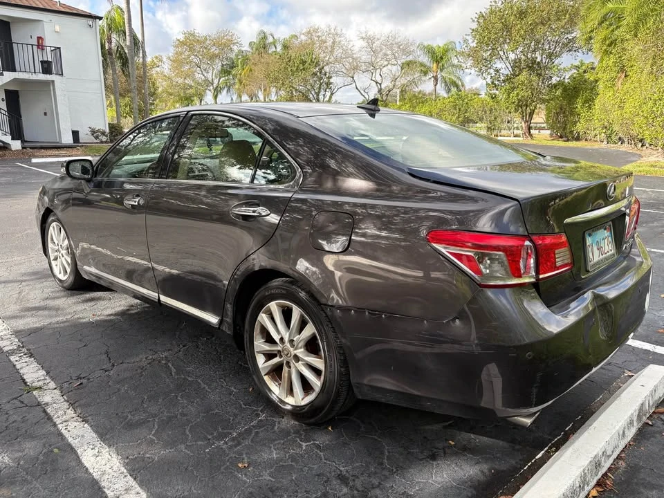 2012 Lexus ES 5th Gen - Image 9 of 17