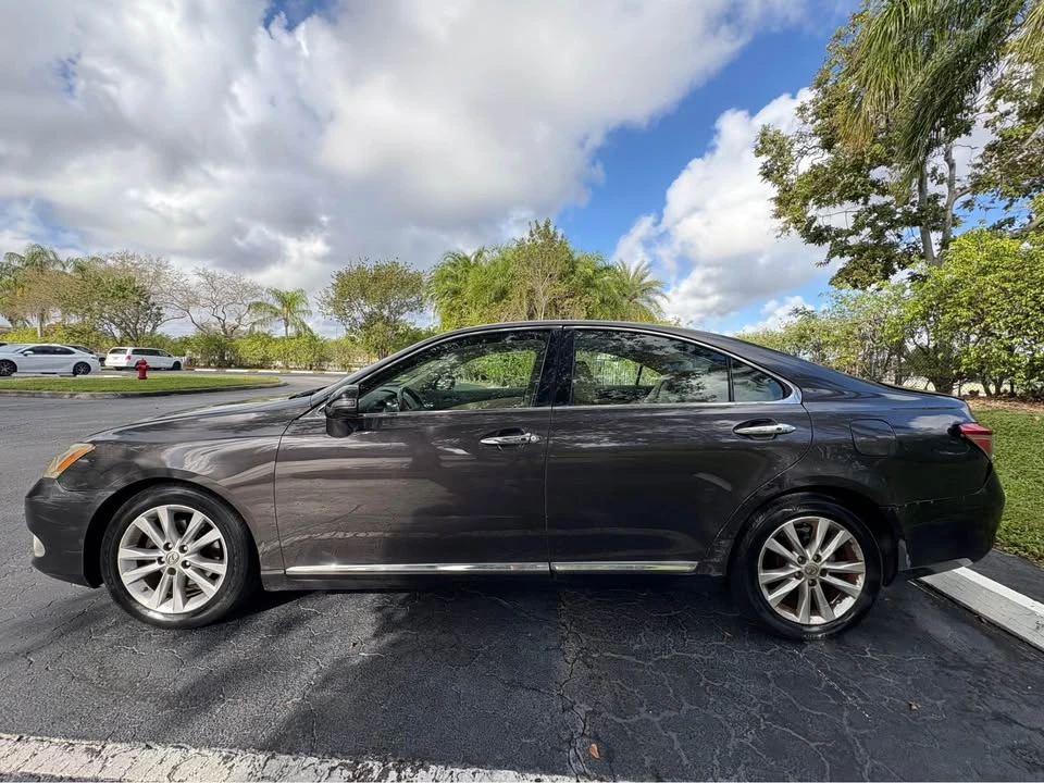 2012 Lexus ES 5th Gen - Image 11 of 17