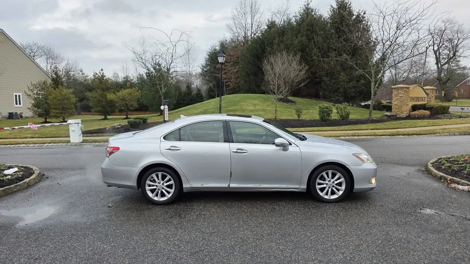 2012 Lexus ES 5th Gen - Image 4 of 20