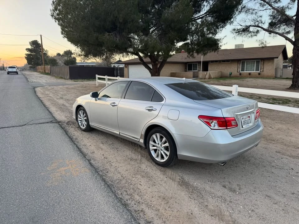2012 Lexus ES 5th Gen - Image 2 of 12