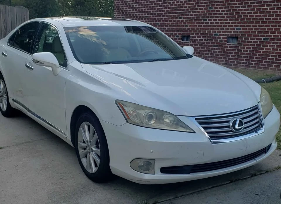 2012 Lexus ES 5th Gen - Image 2 of 11