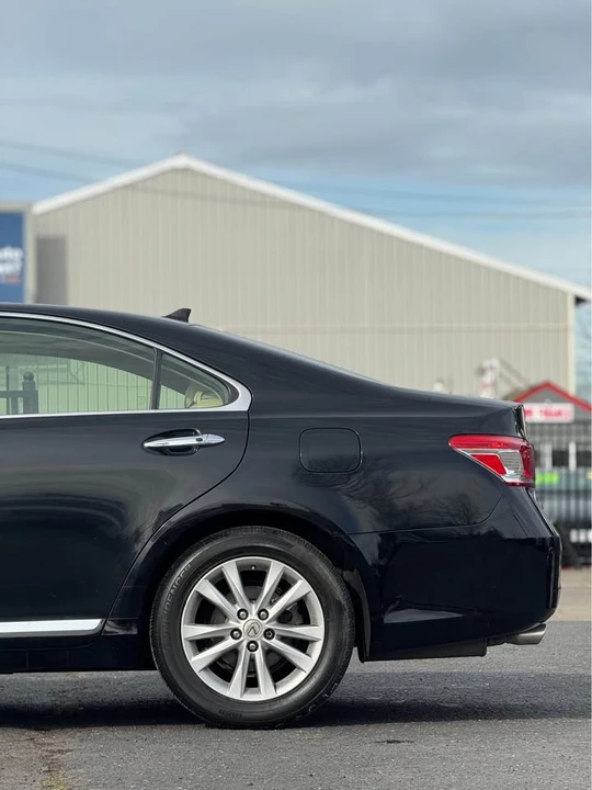 2012 Lexus ES 5th Gen - Image 15 of 17