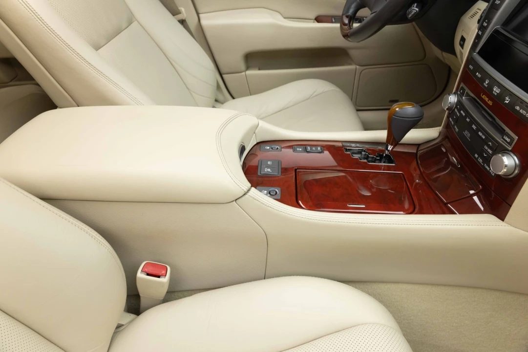 2012 Lexus LS 4th Gen - Image 24 of 31