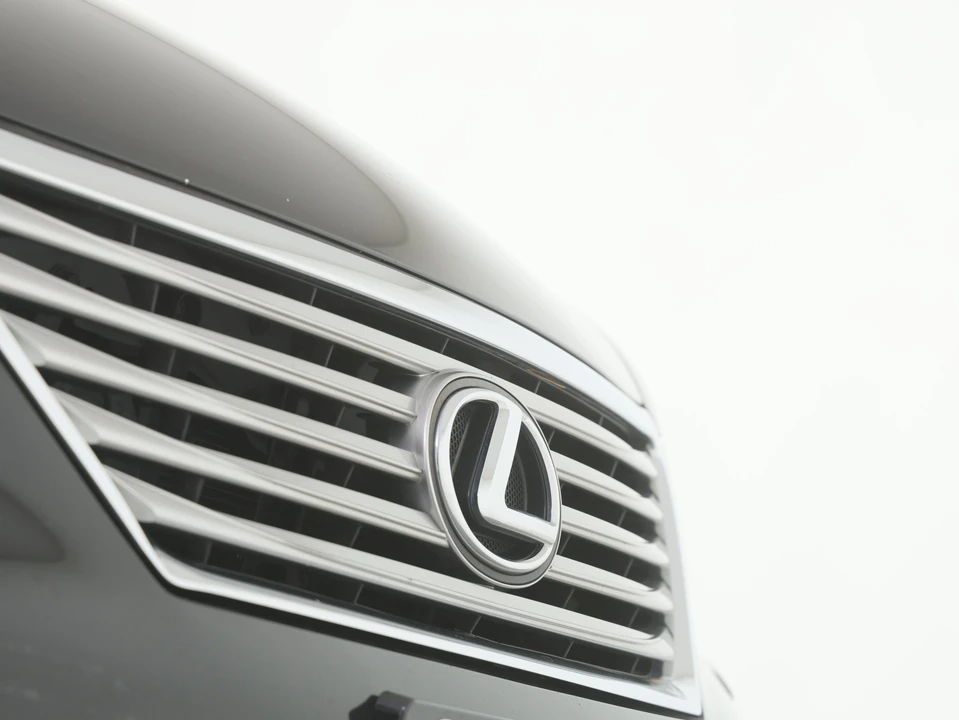 2012 Lexus LS 4th Gen - Image 15 of 31