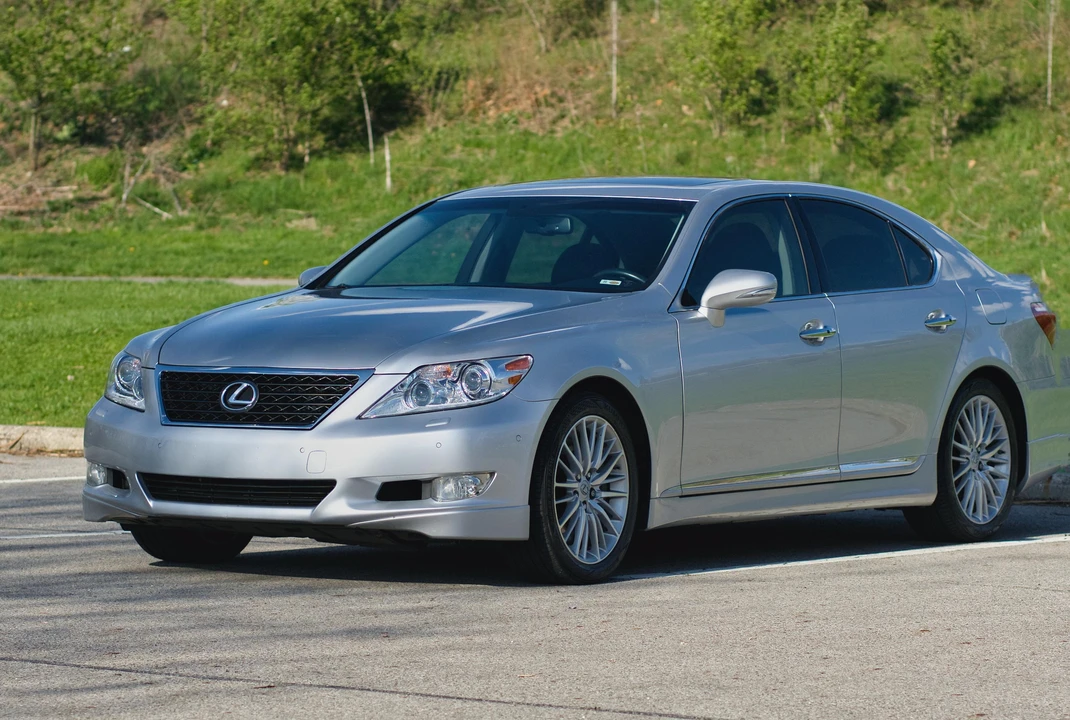 2012 Lexus LS 4th Gen - Image 10 of 31