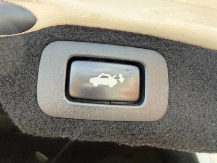 2012 Lexus LS 4th Gen - Image 10 of 20