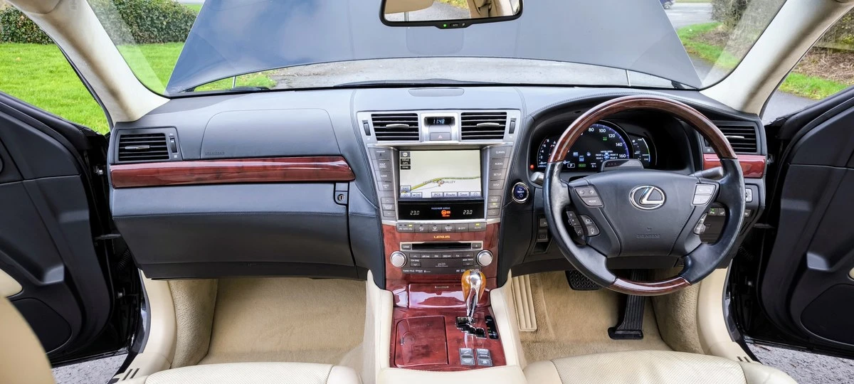 2012 Lexus LS 4th Gen - Image 20 of 30