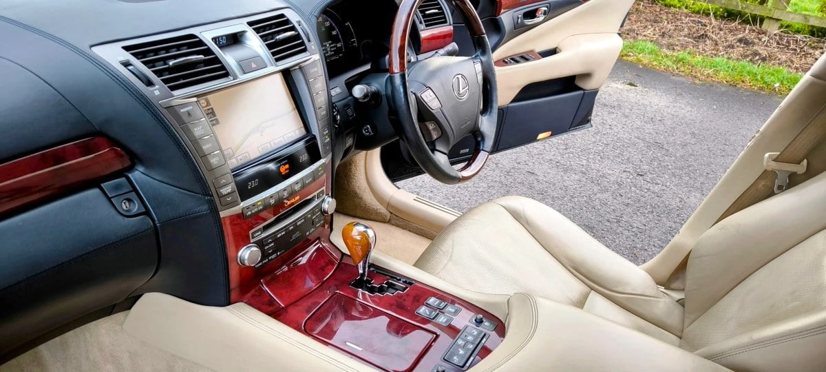 2012 Lexus LS 4th Gen - Image 25 of 30