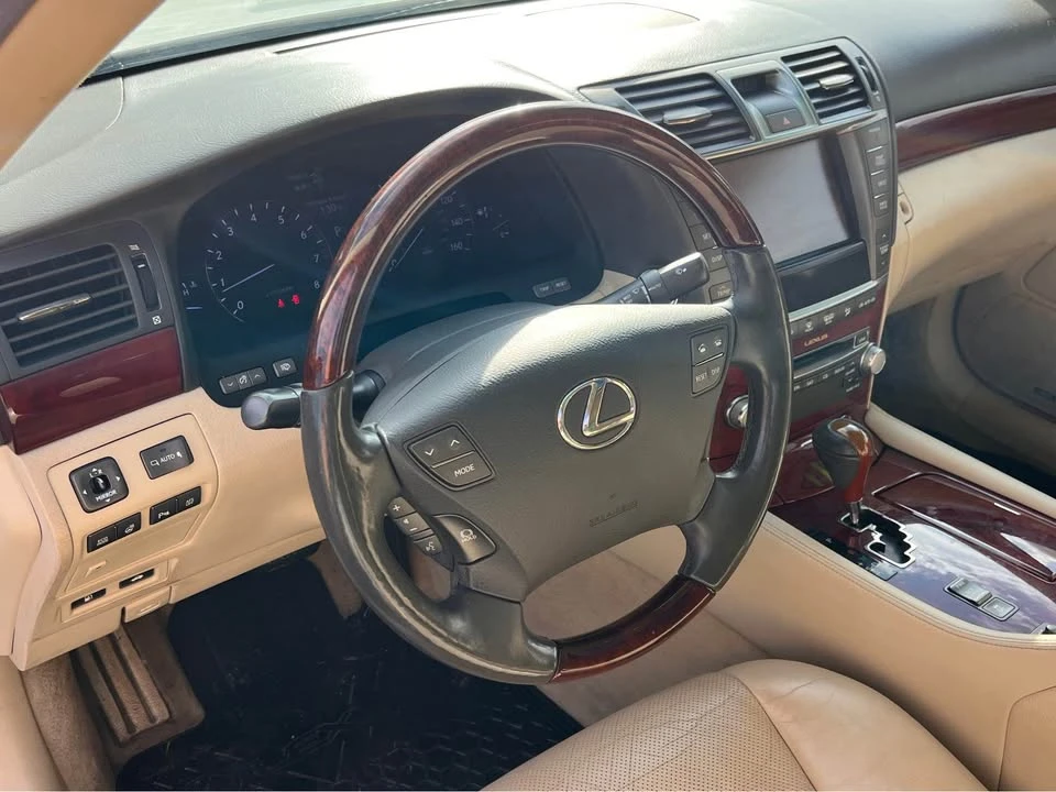 2012 Lexus LS 4th Gen - Image 5 of 10