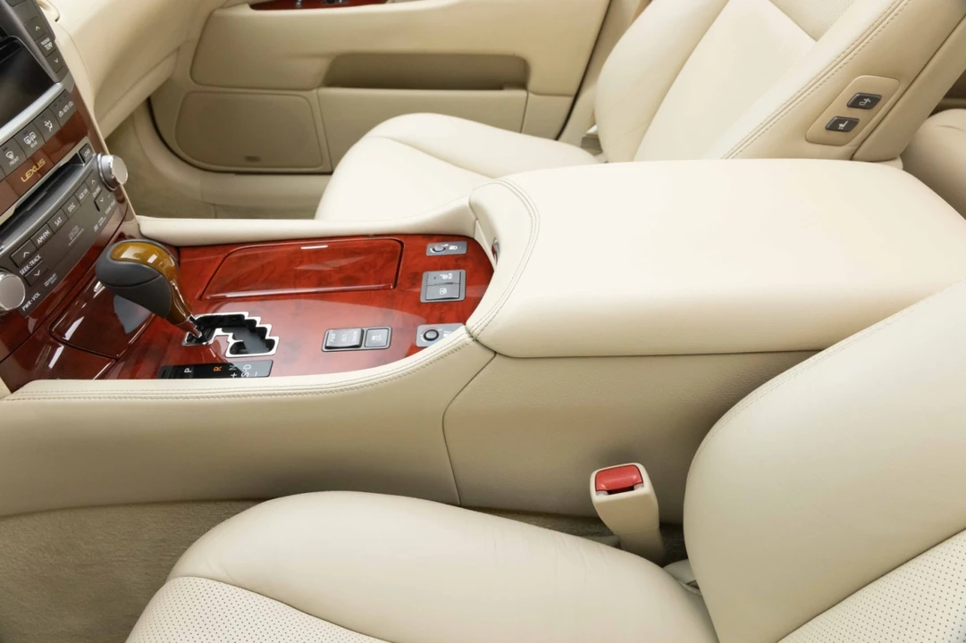 2012 Lexus LS 4th Gen - Image 26 of 31