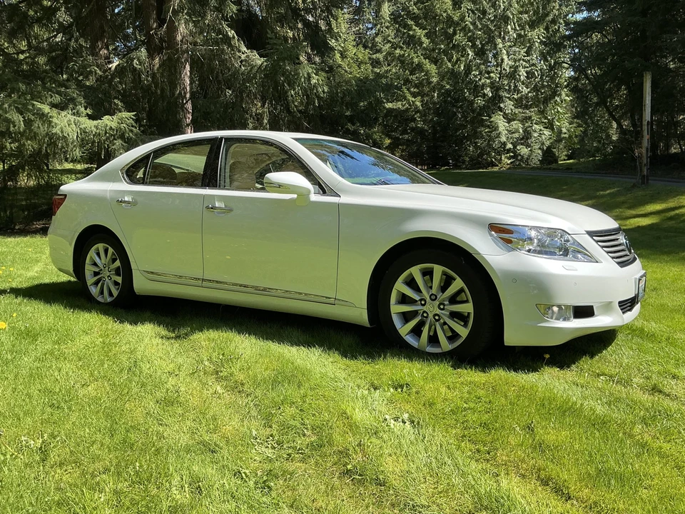 2012 Lexus LS 4th Gen - Image 4 of 31
