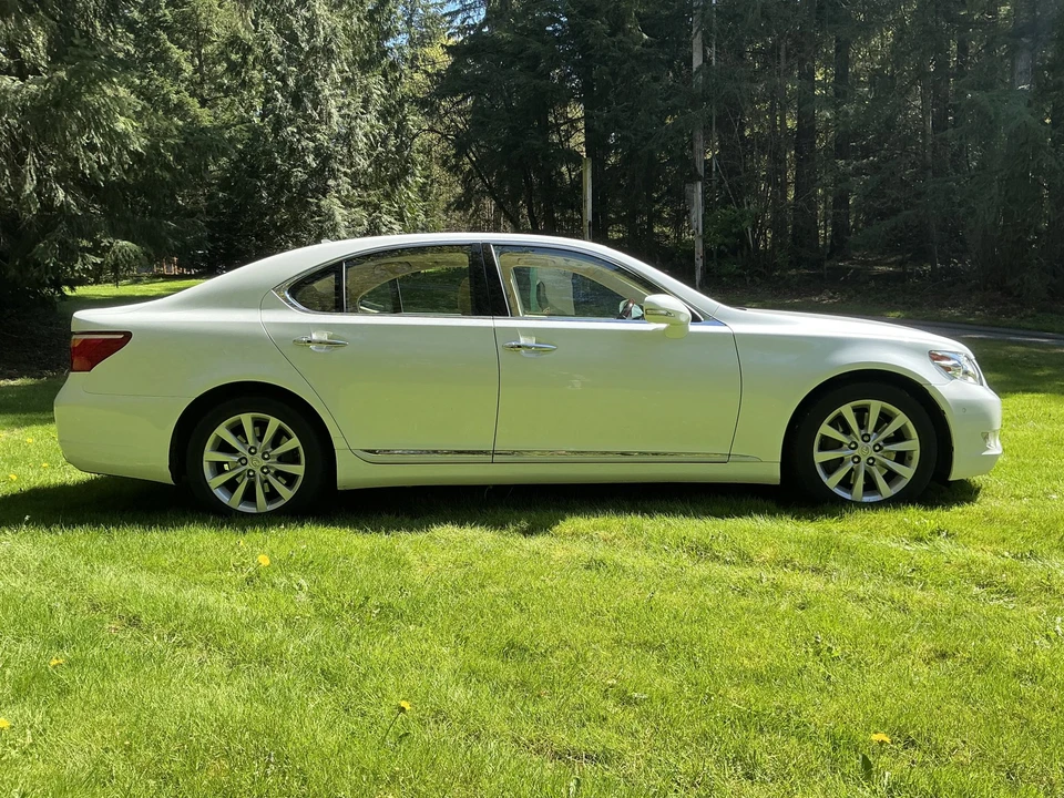 2012 Lexus LS 4th Gen - Image 5 of 31