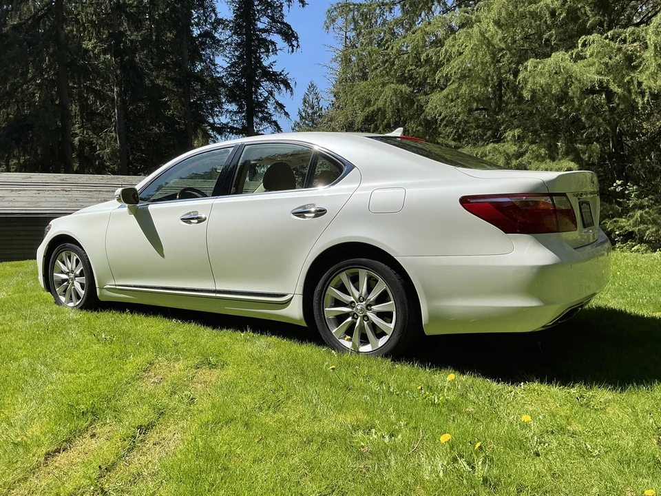 2012 Lexus LS 4th Gen - Image 9 of 31