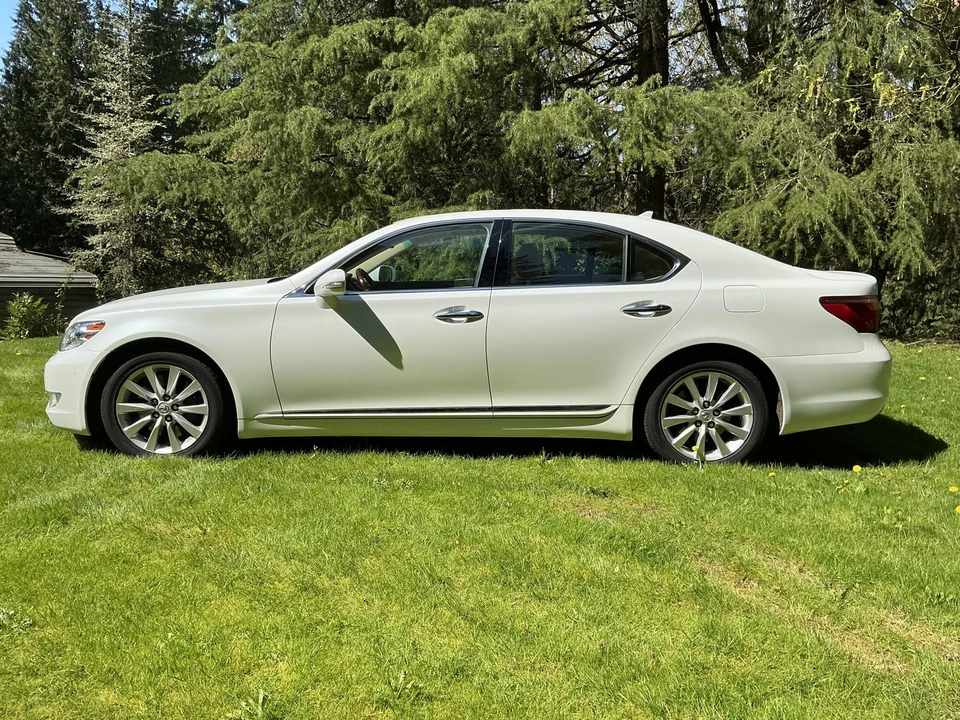 2012 Lexus LS 4th Gen - Image 10 of 31