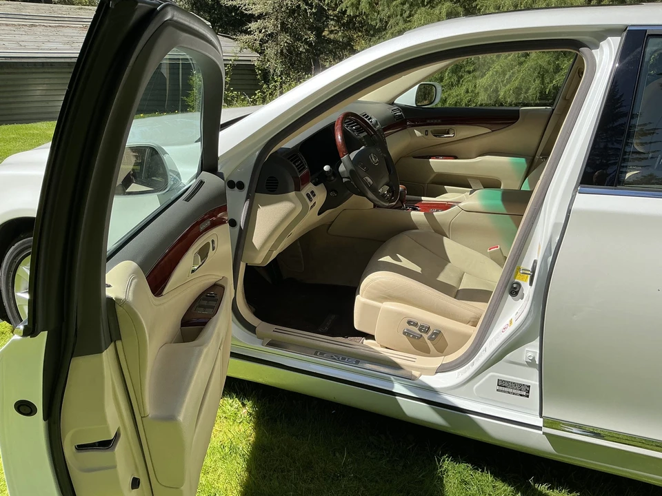 2012 Lexus LS 4th Gen - Image 21 of 31
