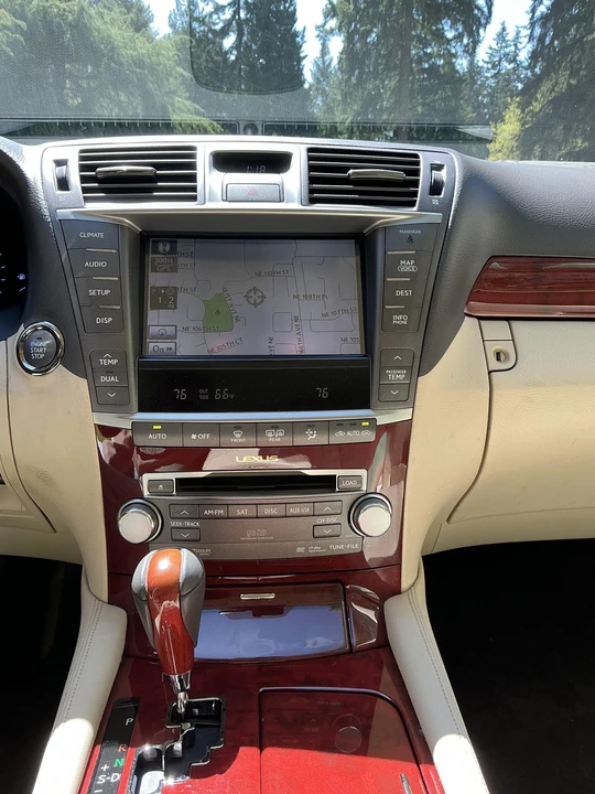 2012 Lexus LS 4th Gen - Image 29 of 31