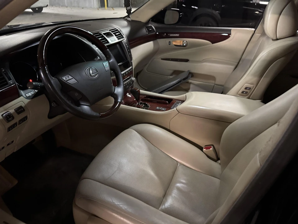 2012 Lexus LS 4th Gen - Image 25 of 31