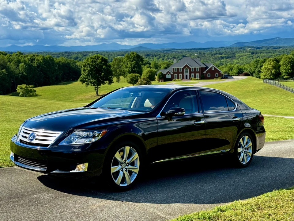 2012 Lexus LS 4th Gen - Image 10 of 31