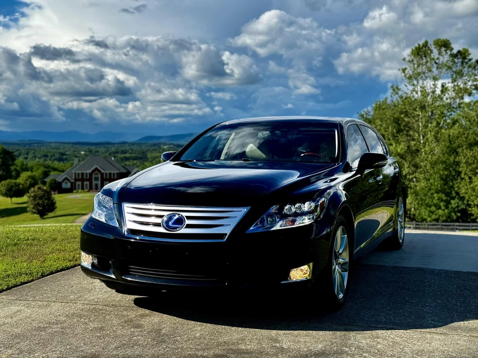 2012 Lexus LS 4th Gen - Image 2 of 31
