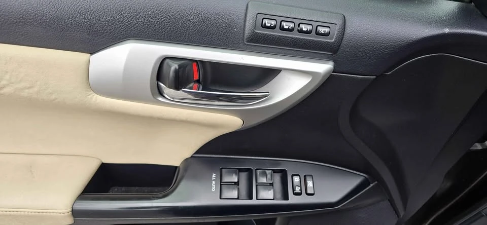2012 Lexus CT - Image 9 of 13