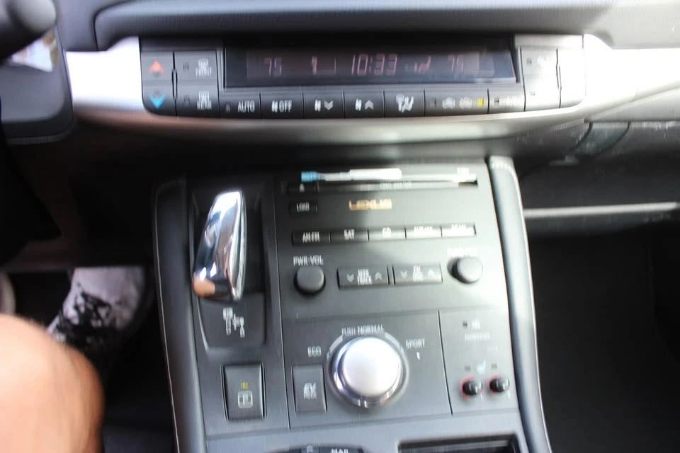 2012 Lexus CT - Image 16 of 17