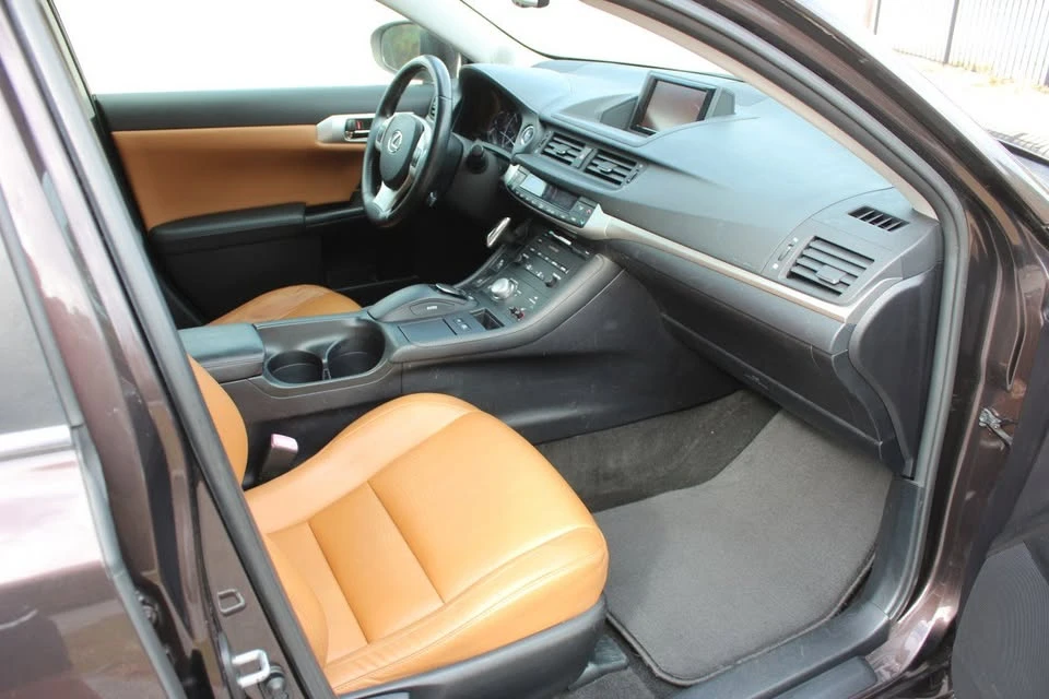2012 Lexus CT - Image 12 of 17