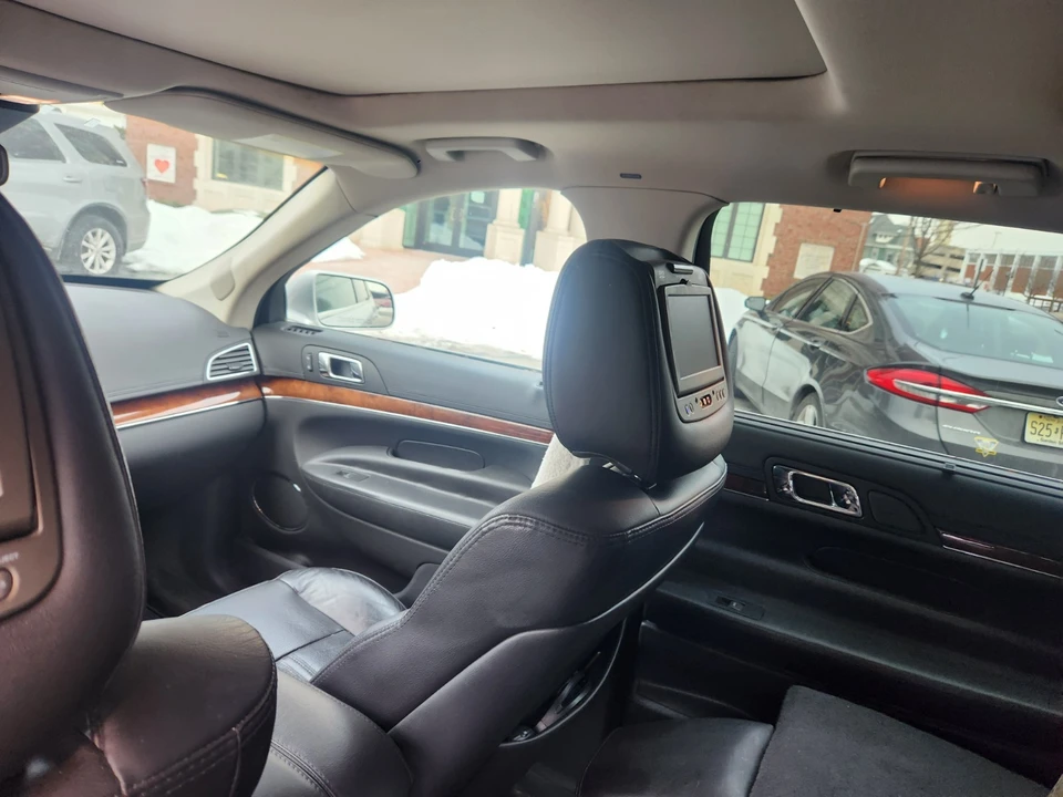 2012 Lincoln MKT - Image 11 of 16