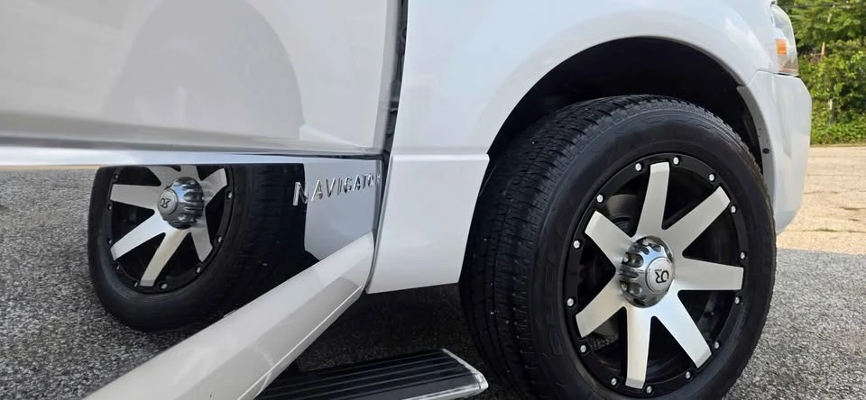 2012 Lincoln Navigator 3rd Gen - Image 2 of 15