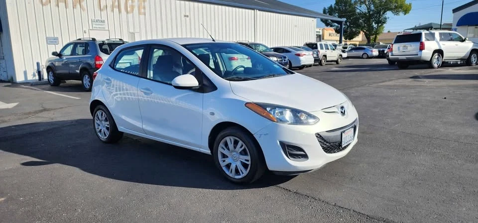 2012 Mazda Mazda 2 2nd Gen - Image 4 of 11
