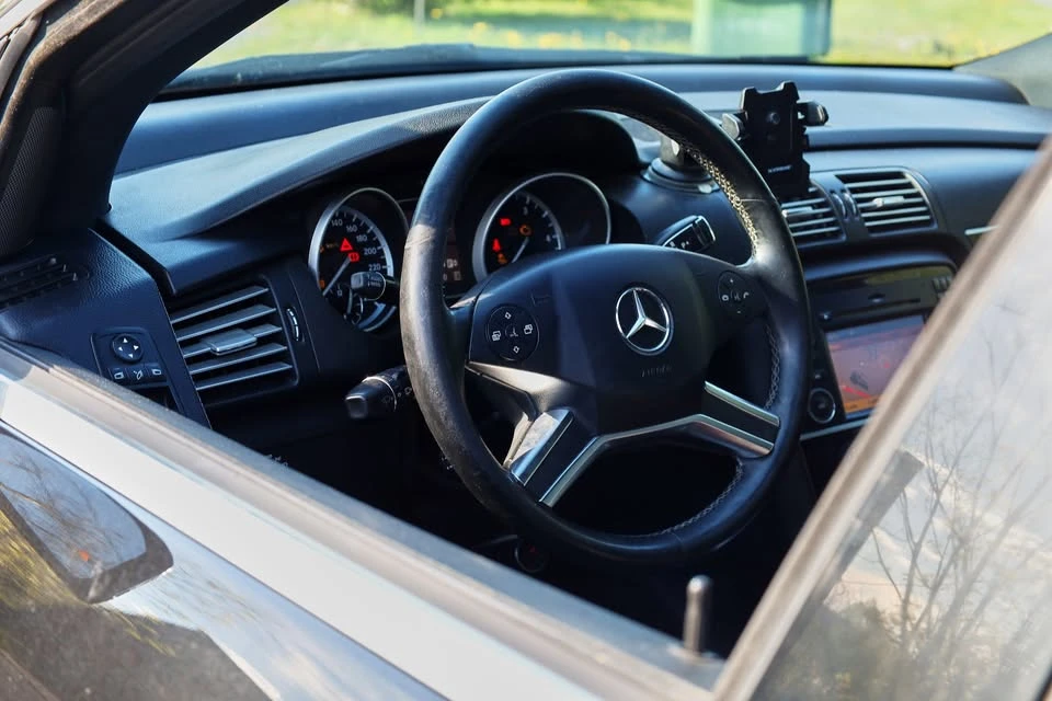 2012 Mercedes-Benz W251 R-Class - Image 4 of 10