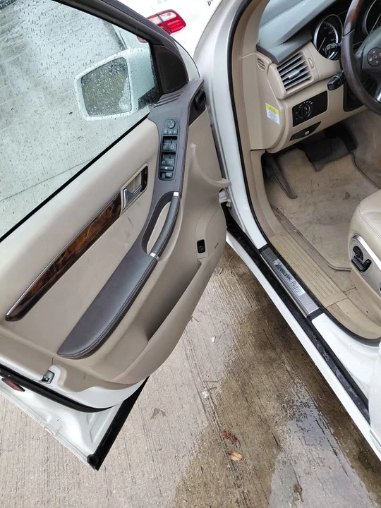 2012 Mercedes-Benz W251 R-Class - Image 8 of 11