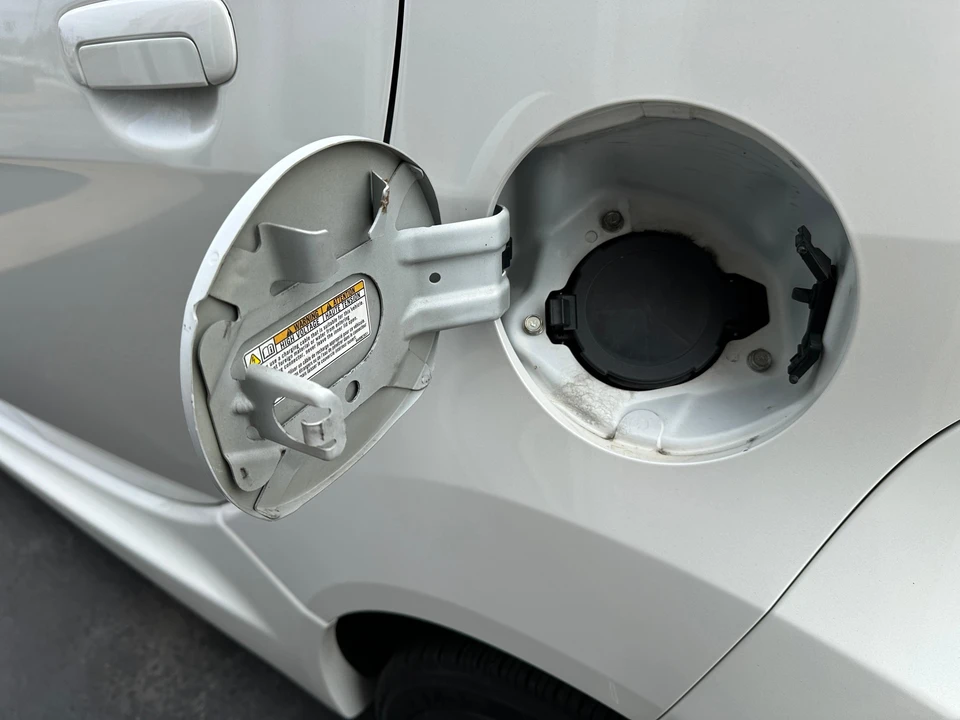 2012 Mitsubishi i-MiEV - Image 18 of 30