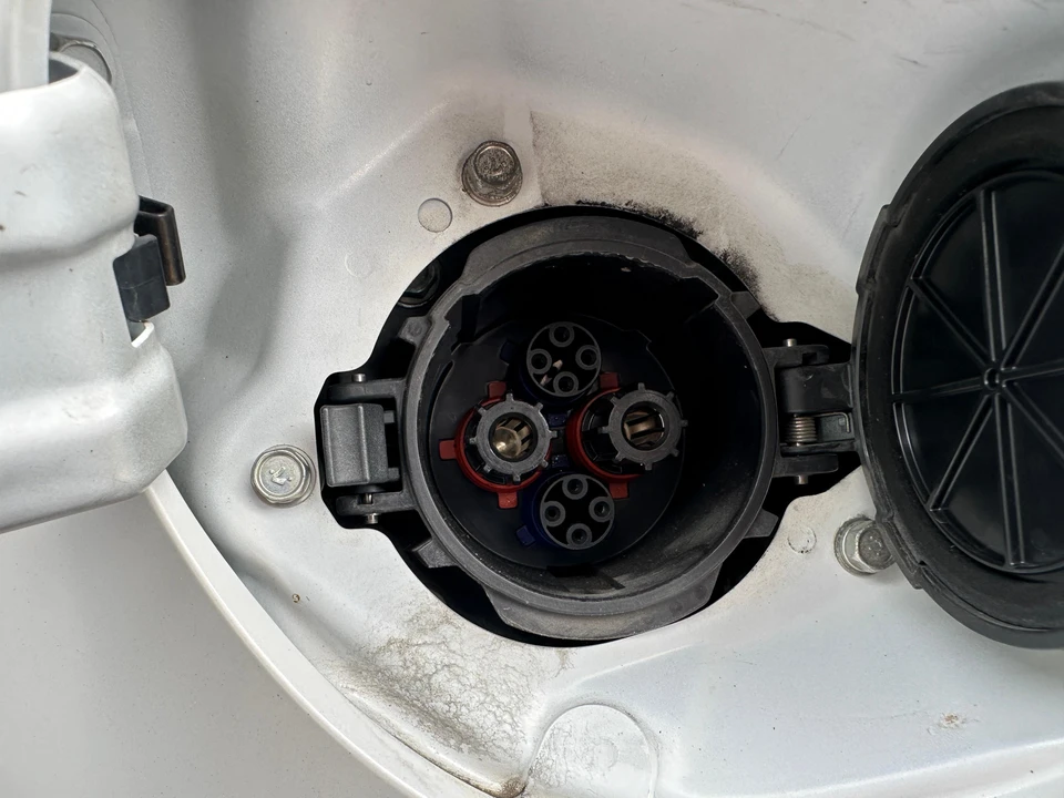 2012 Mitsubishi i-MiEV - Image 20 of 30