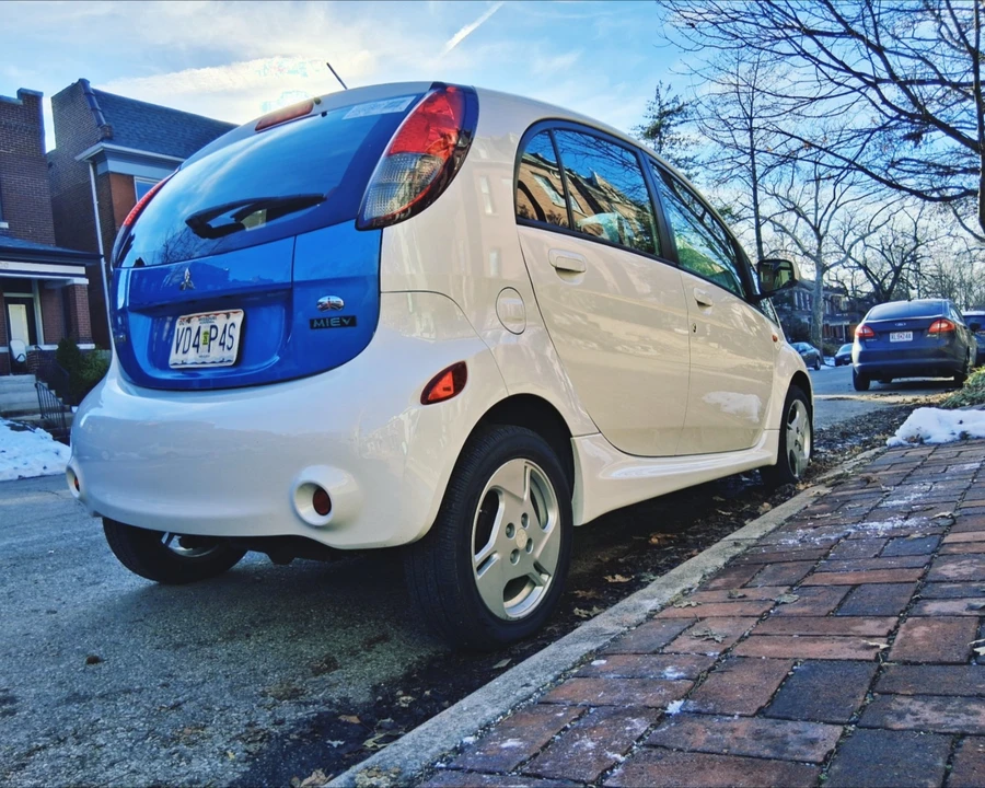 2012 Mitsubishi i-MiEV - Image 4 of 8