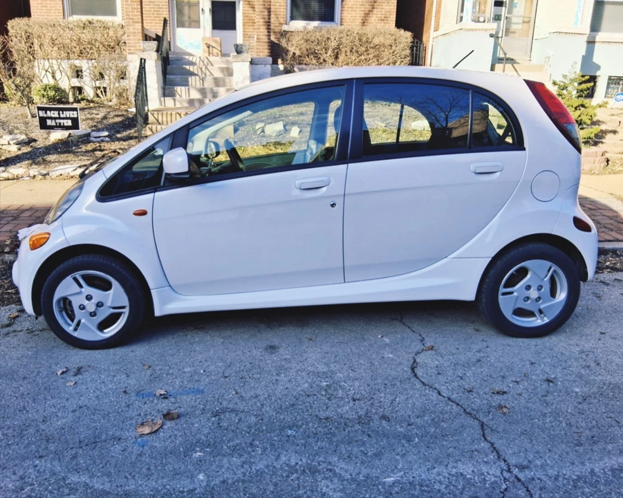 2012 Mitsubishi i-MiEV - Image 7 of 8