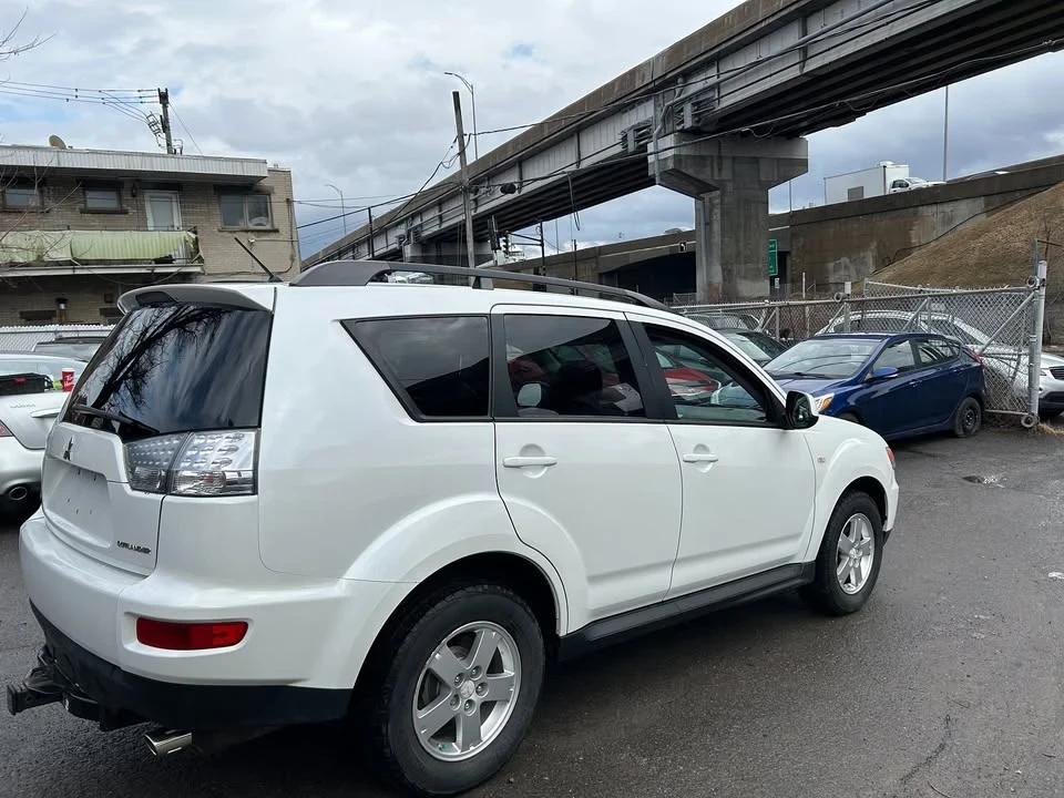 2012 Mitsubishi Outlander - Image 2 of 15