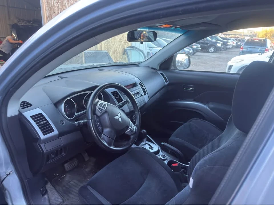 2012 Mitsubishi Outlander - Image 6 of 7