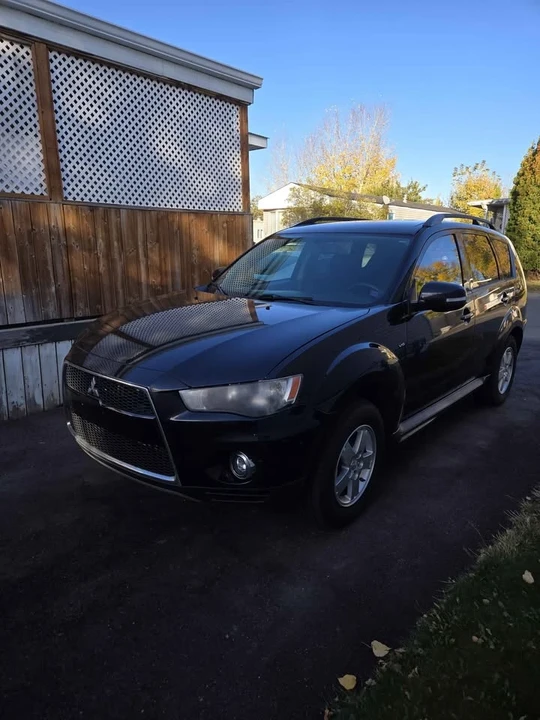 2012 Mitsubishi Outlander - Image 2 of 10