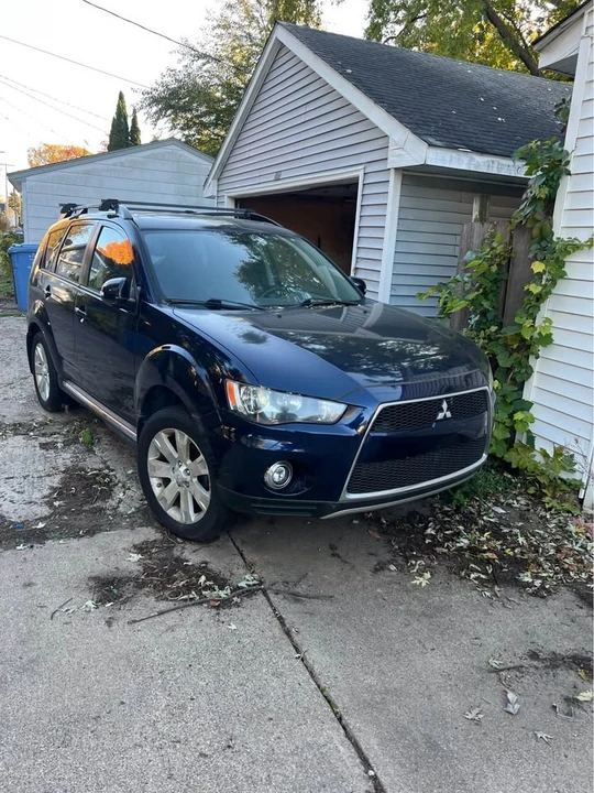 2012 Mitsubishi Outlander - Image 2 of 11