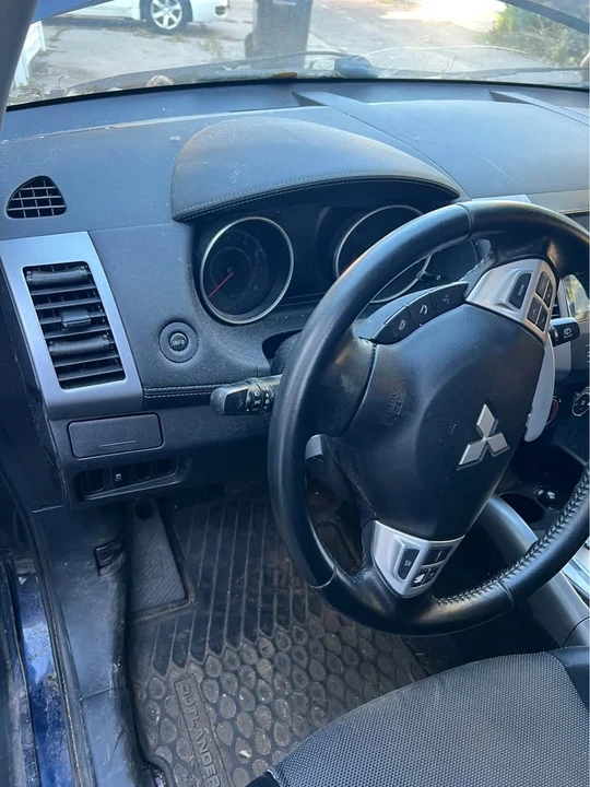 2012 Mitsubishi Outlander - Image 9 of 11