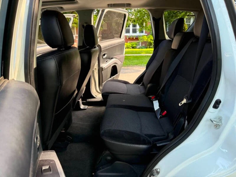 2012 Mitsubishi Outlander - Image 11 of 19
