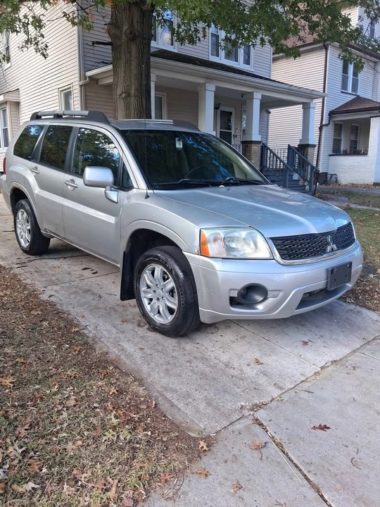 2012 Mitsubishi Outlander - Image 2 of 12