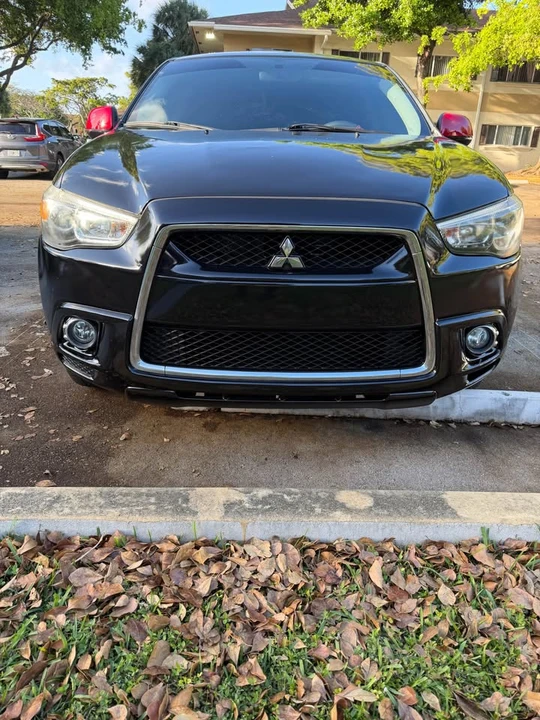 2012 Mitsubishi Outlander - Image 2 of 10