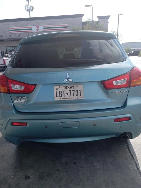 2012 Mitsubishi Outlander - Image 2 of 2