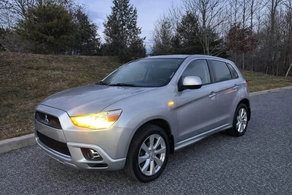 2012 Mitsubishi Outlander - Image 2 of 10