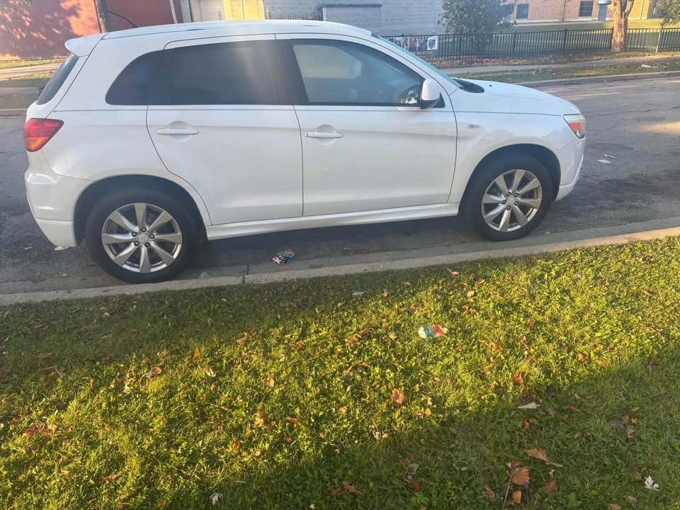 2012 Mitsubishi Outlander - Image 2 of 2
