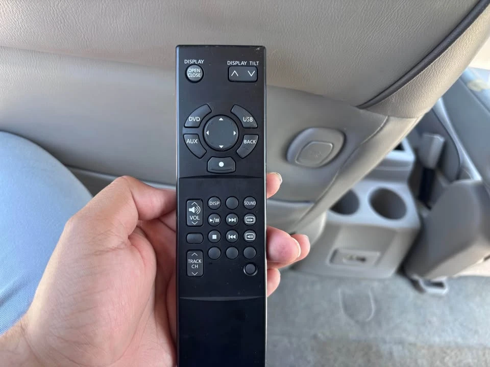 2012 Nissan Quest - Image 12 of 20